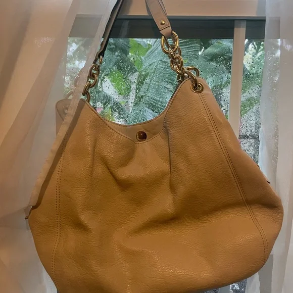 Michael Kors White Leather Bag with Gold trim - Picture 2 of 5